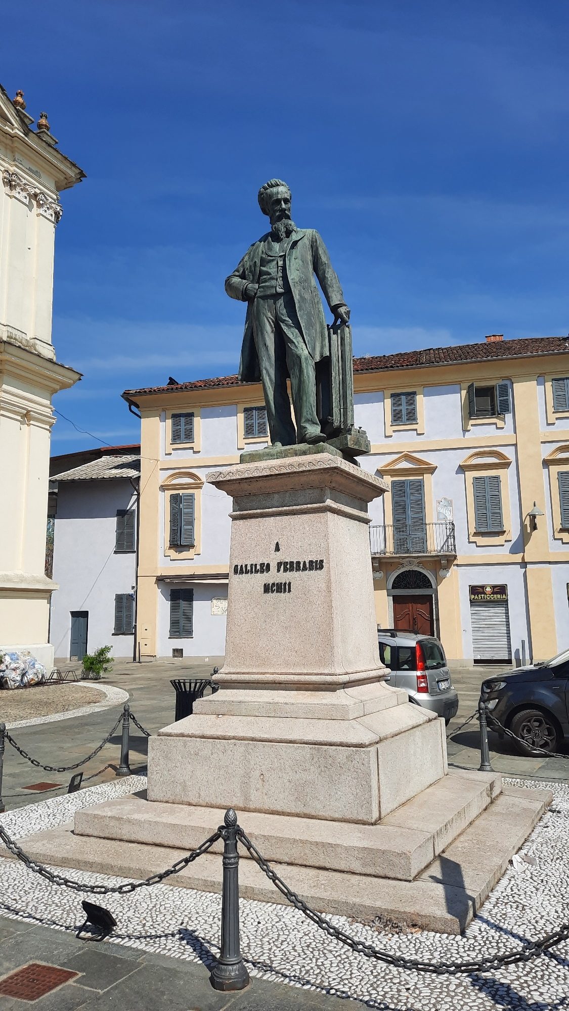 Galileo Ferraris monument, Livorno Ferraris - 02.jpg